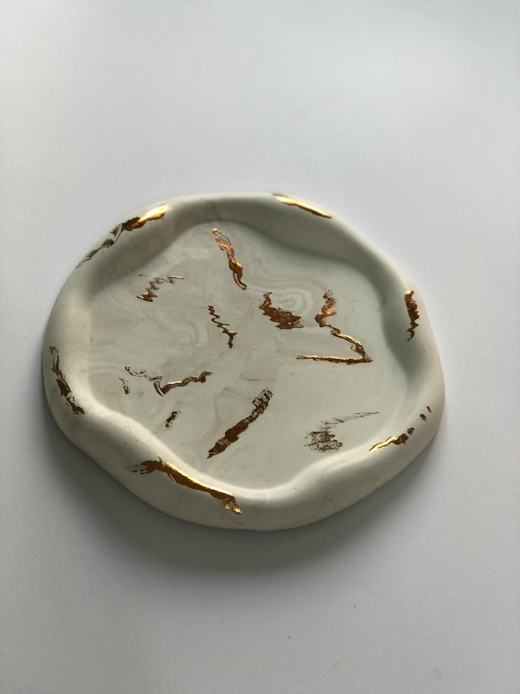 سینی دفرمه گرد طرح ماربل طلا
