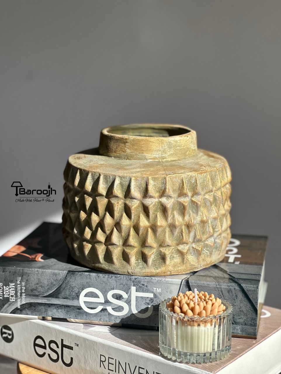 گلدان پلی استر پتینه رنگ گلد